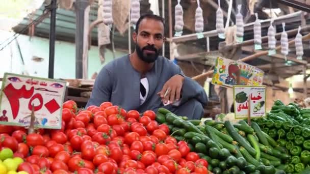 HURGHADA, EGIPTO - 18 DE DICIEMBRE DE 2021: Mercado árabe de alimentos para agricultores tradicionales en la ciudad de Hurghada. El Dahar — Vídeos de Stock