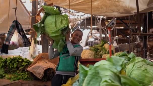 HURGHADA, EGİPT - 18 Aralık 2021: Arap çiftçi gıda pazarı ve lahanalı çocuk — Stok video