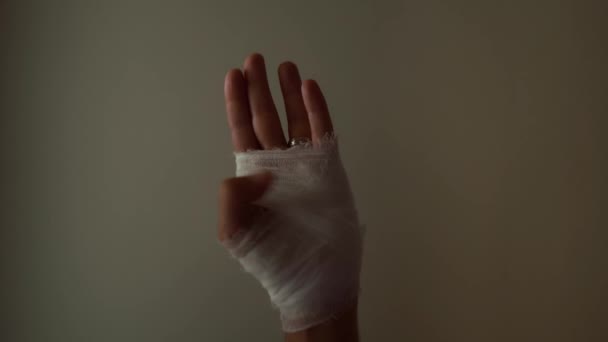 Mans Hand zeigt Hilfsgeste der Handfläche und bittet mit Handzeichen um Hilfe. — Stockvideo