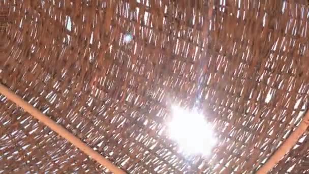 Streuender Sonnenschirm, Urlaubskonzept — Stockvideo