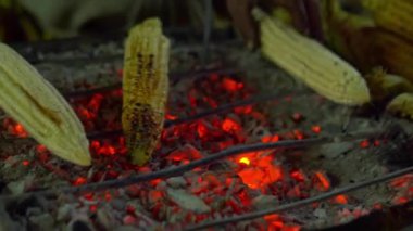 Sokaktaki mısır ızgarası.