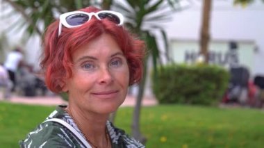 Mutlu, güzel, yaşlı kadın.