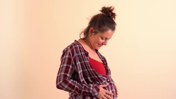 Pregnant woman getting vaccination — Stock Video