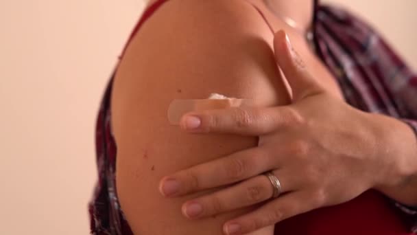 Épaule avec pansement, concept de vaccination — Video