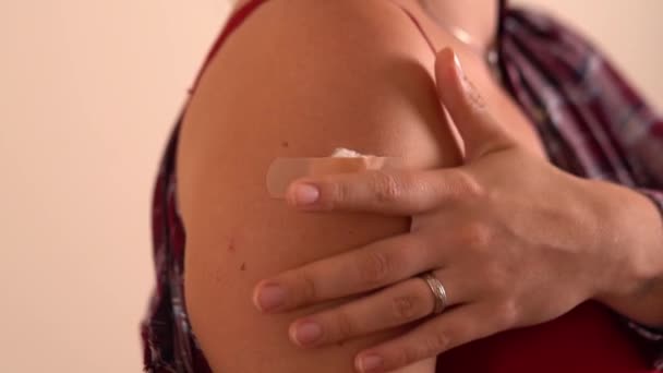 Schouder met een pleister, vaccinatie concept — Stockvideo