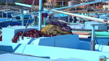 Mısır limanında bir sürü balıkçı teknesi var.