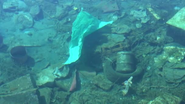 Mořský odpad ve znečištěné vodě. Koš a plast na mořském a podmořském povrchu — Stock video