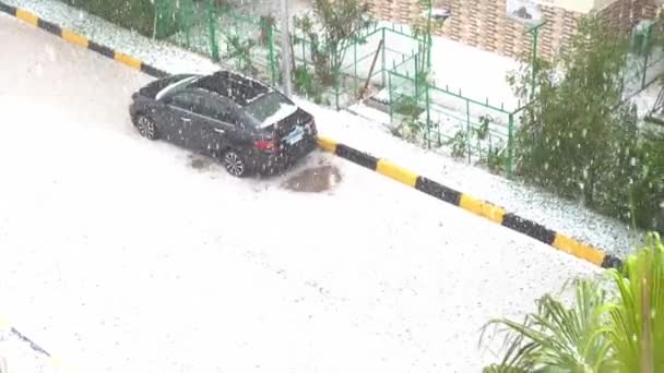 HURGHADA, EGYPT - JANUARY 01, 2022: Snow and hail fell in Hurghada — Stockvideo