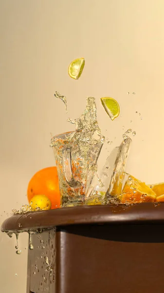 Splintered Cup of green tea with splashes — Stock Photo, Image