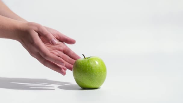 Stoppa rörelse med händerna Häll Juice från färskt äpple — Stockvideo