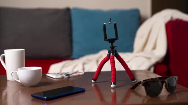 Stop motion with alive Phone Tripod — 图库视频影像