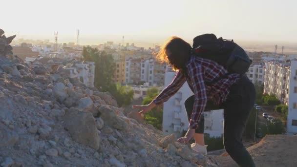 Woman climbing in the mountain against the city — Stockvideo