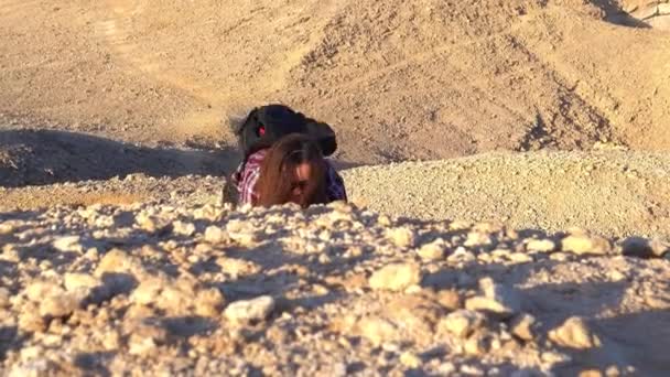 Vista de alto ângulo da mulher subindo na montanha do deserto — Vídeo de Stock