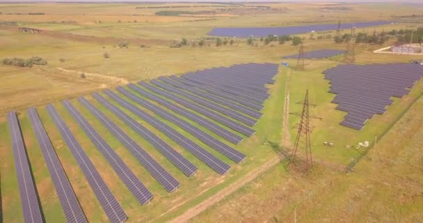 太阳能发电厂。太阳能农场. — 图库视频影像