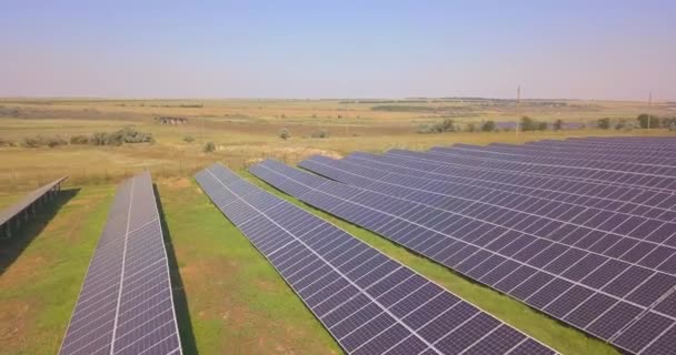 Zonnecentrale. Zonneboerderij. — Stockvideo