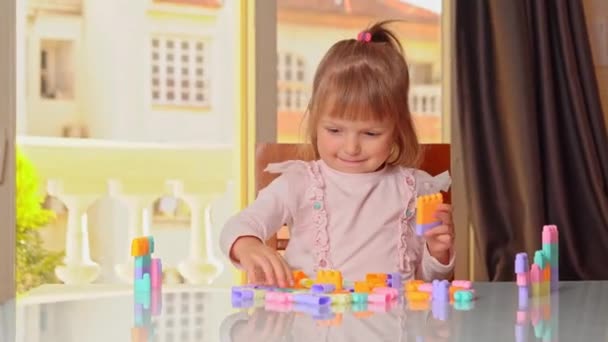 Χαριτωμένο κορίτσι παίζει παιχνίδι κατασκευαστή — Αρχείο Βίντεο