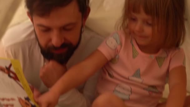 딸 과 아버지 가 천막에서 책을 읽고 있다. — 비디오