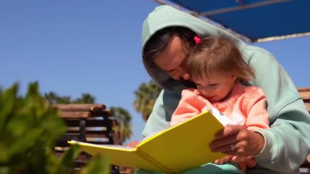 Papá y su pequeña hija leyendo el libro — Vídeos de Stock