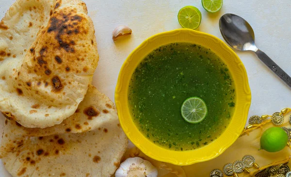 Sopa de Molokhia egipcia con pan de pita plano laico — Foto de Stock