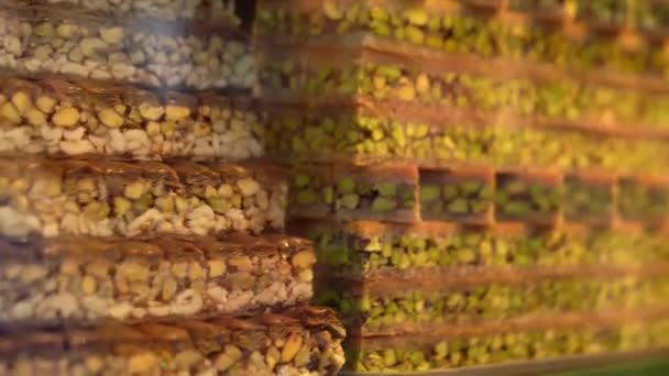 地元のアラビア菓子店でバクラバキャンディー — ストック動画