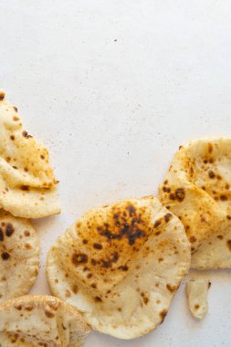 Taze pişmiş Arap düz ekmekleri. 