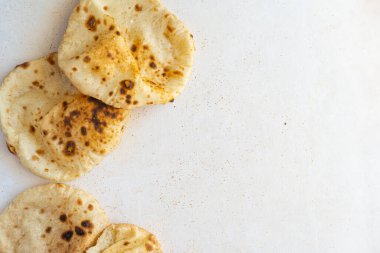 Taze pişmiş Arap düz ekmekleri. 