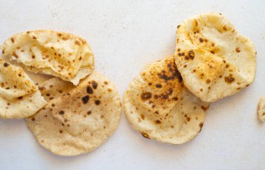 Taze pişmiş Arap düz ekmekleri. 