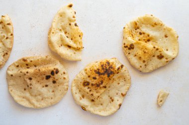 Taze pişmiş Arap düz ekmekleri. 