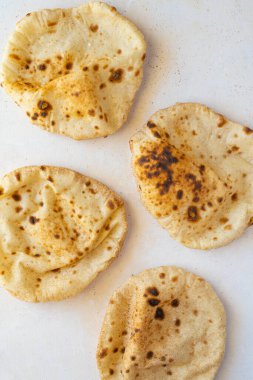 Taze pişmiş Arap düz ekmekleri. 
