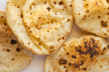 Taze pişmiş Arap düz ekmekleri. 