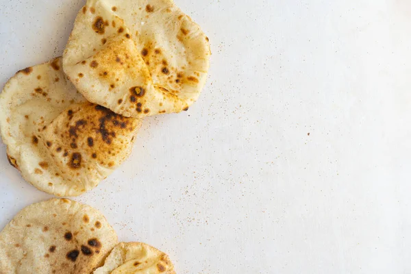 Taze pişmiş Arap düz ekmekleri. 