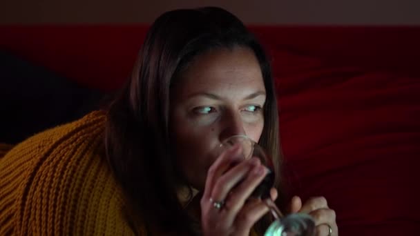 와인을 마시고 온라인에서 수다를 떨고 있는 쾌활 한 여성 — 비디오