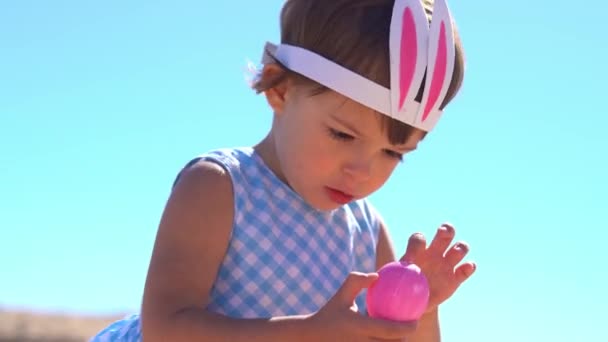 可爱的女孩在玩复活节彩蛋 — 图库视频影像