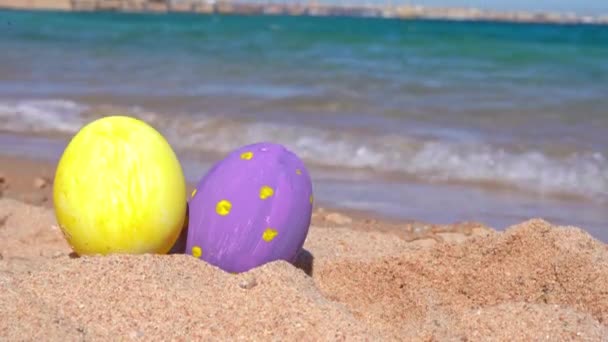 Πασχαλινά αυγά στην αμμώδη παραλία — Αρχείο Βίντεο