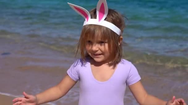 Портрет счастливой маленькой девочки с кроличьими ушами — стоковое видео