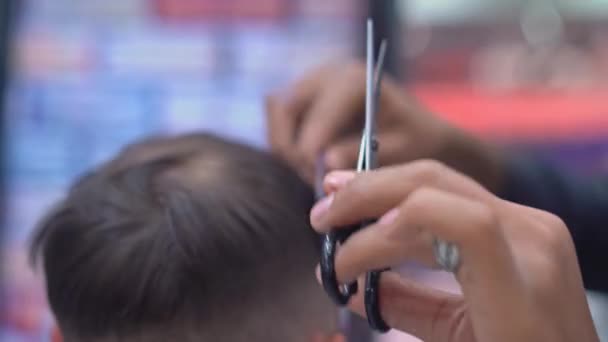 Fryzjer obcina męskie włosy nożyczkami zbliżenie — Wideo stockowe