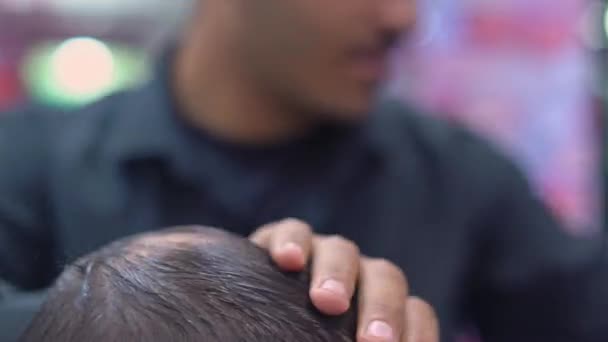 Holič stříhá muže vlasy nůžkami v holičství — Stock video