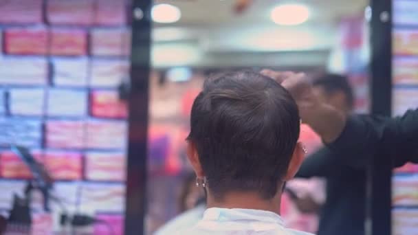 Frisör klipper mans hår med en clipper — Stockvideo