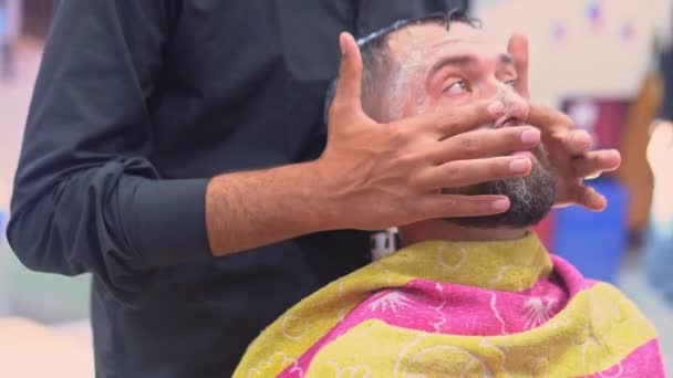 Fryzjer dopasowuje włosy męskiego klienta. — Wideo stockowe