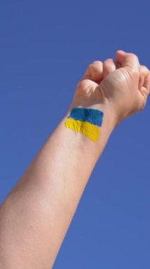 Ukrayna bayrağına boyanmış kadın yumruğu 