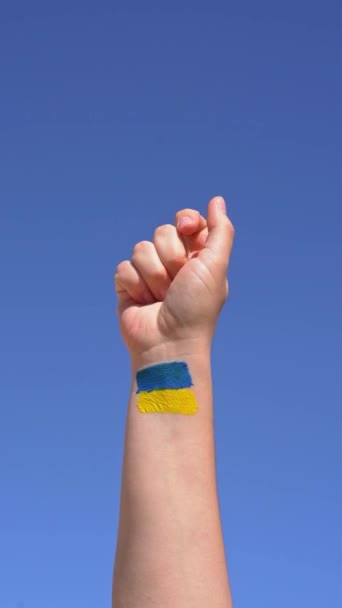 ウクライナの旗の色で描かれた女性拳 — ストック動画