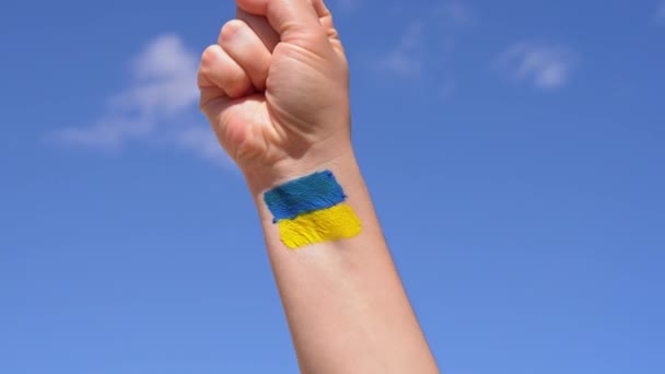 Женский кулак, окрашенный в цвета флага Украины — стоковое видео