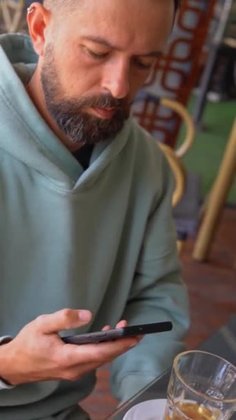 男は携帯電話でcovid証明書の健康パスポートを示しています — ストック動画