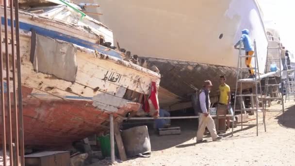Mısır, Hurghada, 20 Şubat 2022: Mısır limanında tekne yapan işçiler — Stok video