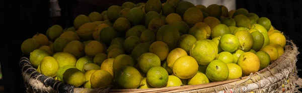 Hromada citronů na místním trhu — Stock fotografie