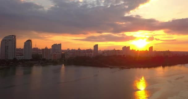 Dramatický západ slunce nad řekou Dnipro. Obolon District v Kyjevě, Ukrajina — Stock video
