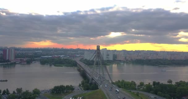 Ukrayna Dinyeper nehri üzerindeki Kiev Yolu köprüsünün akşam hava aracı görüntüsü — Stok video