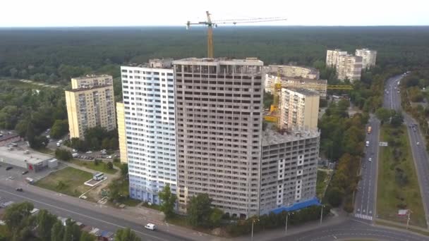 Будівельна будівля на околиці Києва — стокове відео