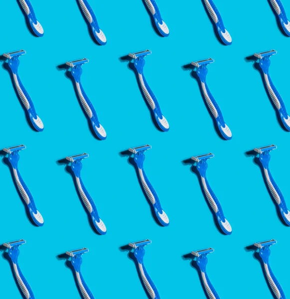 Шаблон с одноразовой бритвы бритвы на синем фоне — стоковое фото