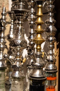 Hediyelik eşya dükkanında geleneksel Hookahs veya shisha